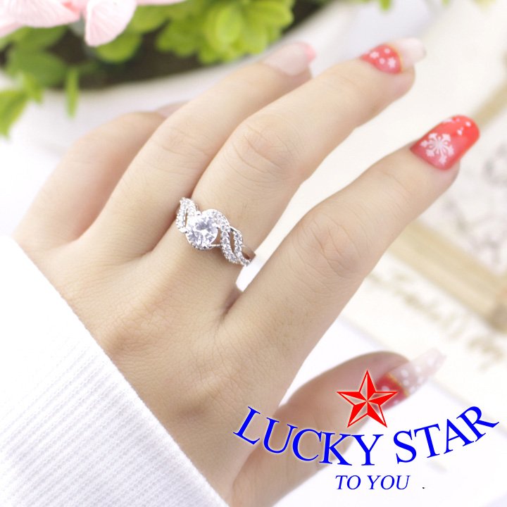 Nhẫn đính đá thiết kế độc đáo mang đến vẻ đẹp thời thượng Nhẫn đính đá thiết kế độc đáo mang đến vẻ đẹp thời thượng