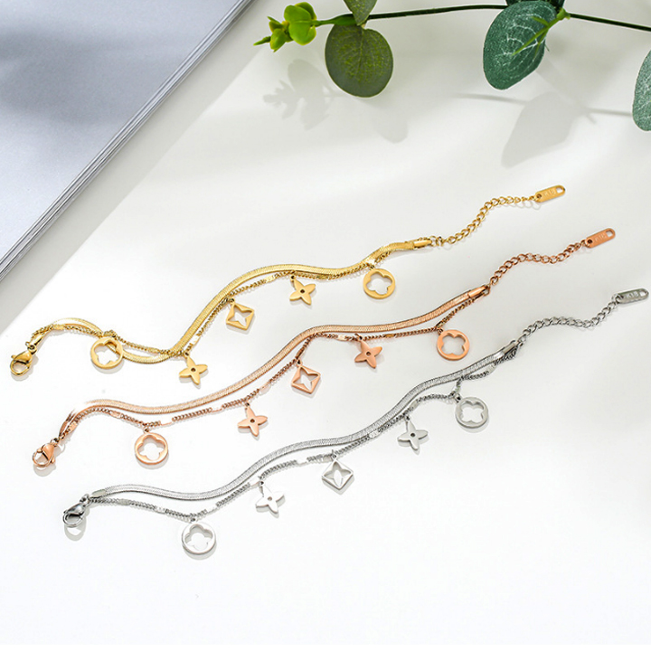 Lắc tay hoa bốn cánh hai tầng xinh xắn Lắc tay hoa bốn cánh hai tầng xinh xắn
